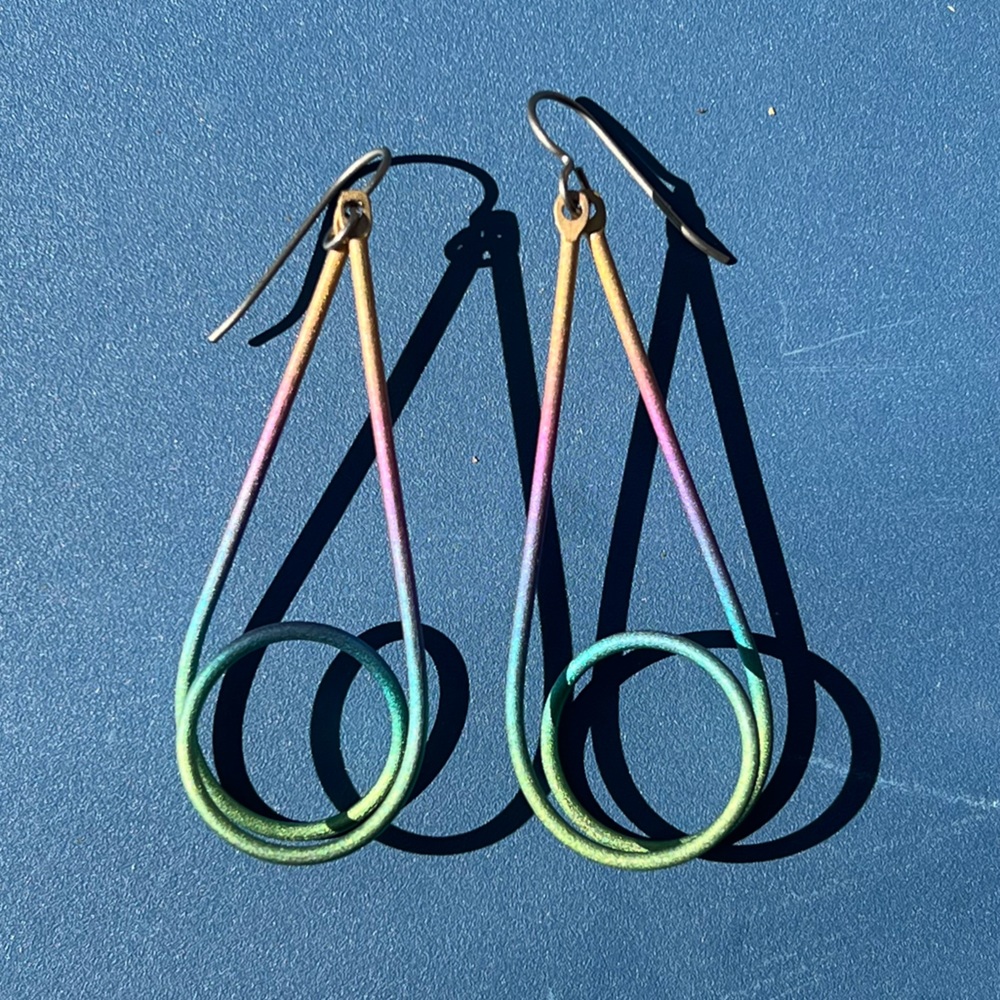 Vintage earrings - postmodern dangly twisted dip dye lines